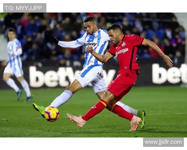 意甲焦点战费拉拉主场迎战都灵球队全力争胜展现实力